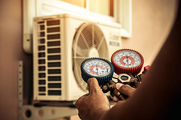 Professional Hvac technician working in Rock Island, WA